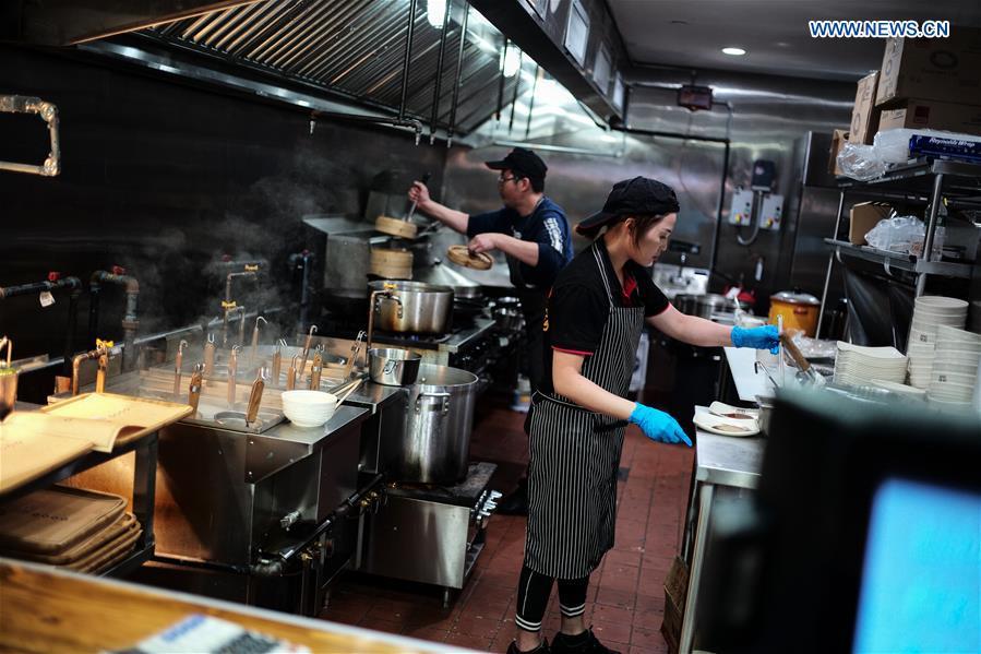 Staffs prepare food in Shaxian Snacks restaurant in Brooklyn, New York, the United States, on Oct. 21, 2018. China\'s restaurant chain serving Shaxian County cuisine has opened its first eatery in the United States. Located at 818, 60th St. Brooklyn, the restaurant, which opened Monday, presents overseas foodies with traditional Chinese snacks, including peanut butter noodles and pork wontons. (Xinhua/Li Muzi)