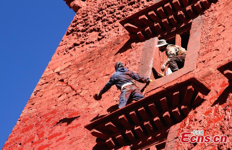 Workers paint the Red Palace, part of the Potala Palace, during annual renovation work following the end of the rainy season in Lhasa, Southwest China’s Tibet Autonomous Region, Oct. 23, 2018. The painting work will take one week. (Photo: China News Service/Zhao yan)