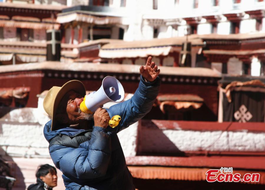 A retiree from the Potala Palace administration office helps workers during annual renovation work following the end of the rainy season in Lhasa, Southwest China’s Tibet Autonomous Region, Oct. 23, 2018. The painting work will take one week. (Photo: China News Service/Zhao yan)