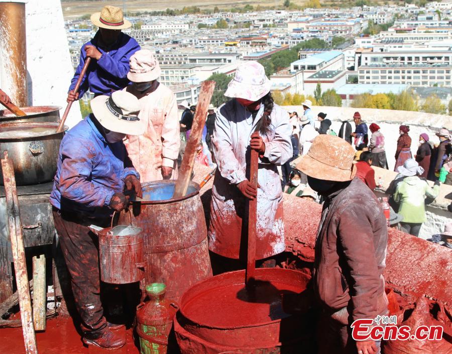 Workers paint the Red Palace, part of the Potala Palace, during annual renovation work following the end of the rainy season in Lhasa, Southwest China’s Tibet Autonomous Region, Oct. 23, 2018. The painting work will take one week. (Photo: China News Service/Zhao yan)