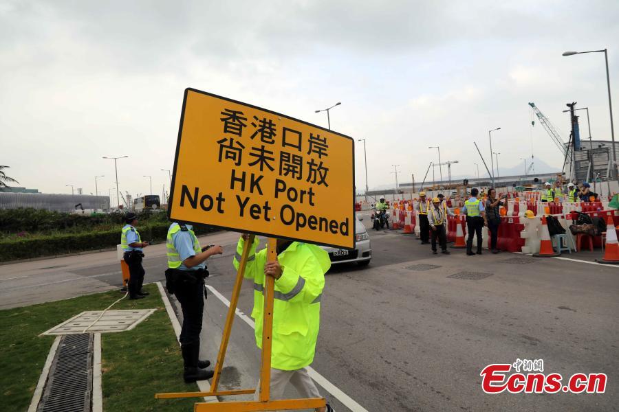 A coach from Kwoon Chung Bus starts the first ride over the Hong Kong-Zhuhai-Macao Bridge in Hong Kong, Oct. 24, 2018. (Photo: China News Service/Xie Guanglei)