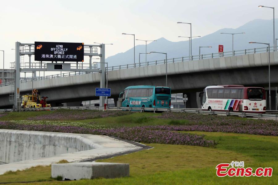 A coach from Kwoon Chung Bus starts the first ride over the Hong Kong-Zhuhai-Macao Bridge in Hong Kong, Oct. 24, 2018. (Photo: China News Service/Xie Guanglei)
