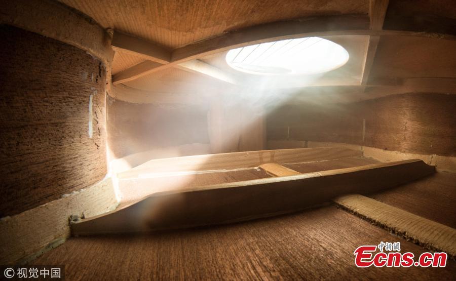 You may have thought you just entered an old room with skylights, but if you take a closer look you may find something different. The stunning macro shots capture the inside world of old string instruments, making them look like giant rooms. Inspired by an old print campaign for the Berlin Philharmonic, Romania artist Adrian Borda decided to use macro shots to capture the inside space of some second-hand musical instruments, such as violins, cellos and guitars. The wooden panels of the instruments resemble the walls of a room and the holes on panel appear to be windows on the ceiling as the light beans through the holes. (Photo/VCG)