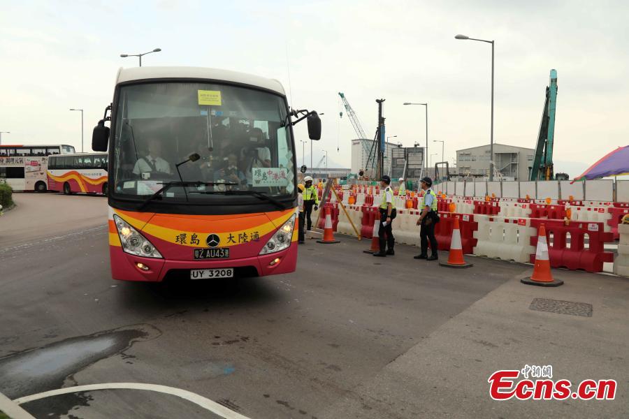 A coach from Kwoon Chung Bus starts the first ride over the Hong Kong-Zhuhai-Macao Bridge in Hong Kong, Oct. 24, 2018. (Photo: China News Service/Xie Guanglei)