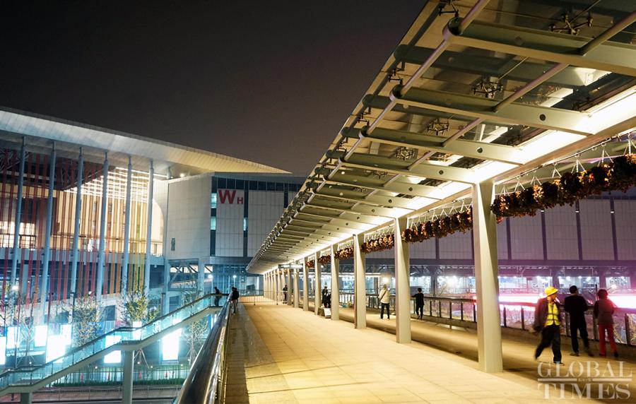 A corridor connected to the main venue of the China International Import Expo is testing its lighting. (Photo: Yang Hui/GT)