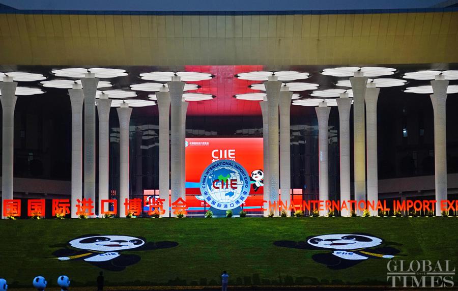 The entrance to the CIIE main venue is ready to greet attendees. (Photo: Yang Hui/GT)

Shanghai prepares lights and decorations to welcome attendees to the upcoming China International Import Expo.