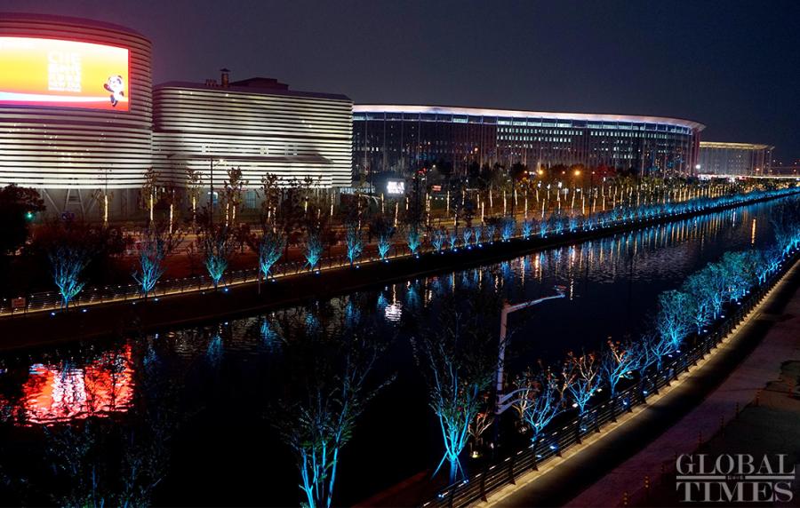 The CIIE main venue is reflected in the calm water.  (Photo: Yang Hui/GT)