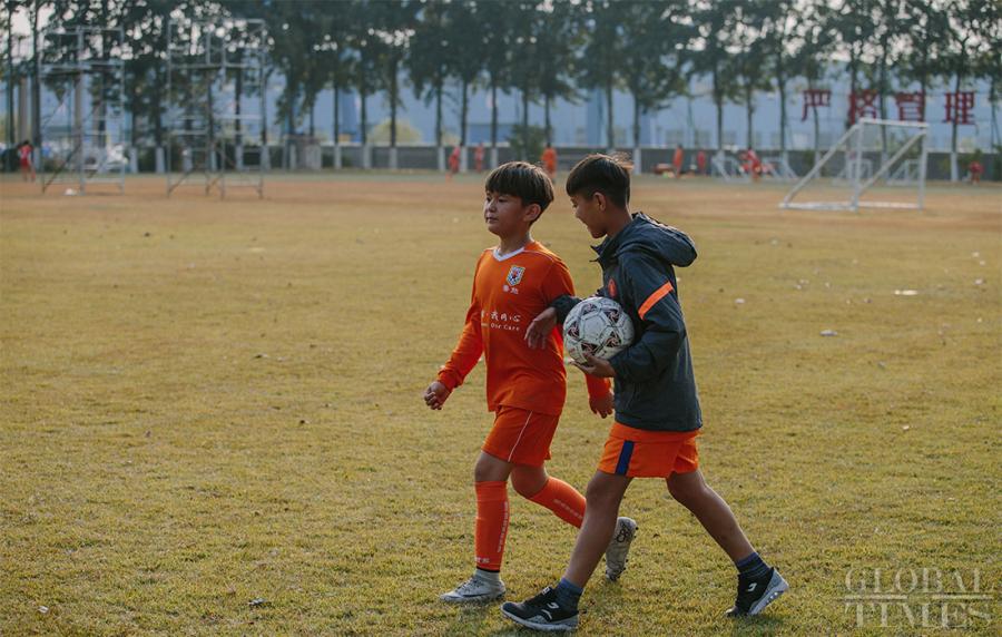 Arpat (right) and his friend Mustafa, from Ili, Xinjiang Uyghur Autonomous Region, walk together at the Shandong Luneng Taishan Football School in Weifang, East China\'s Shandong Province, on October 24, 2018.  (Photo: Li Hao/GT)