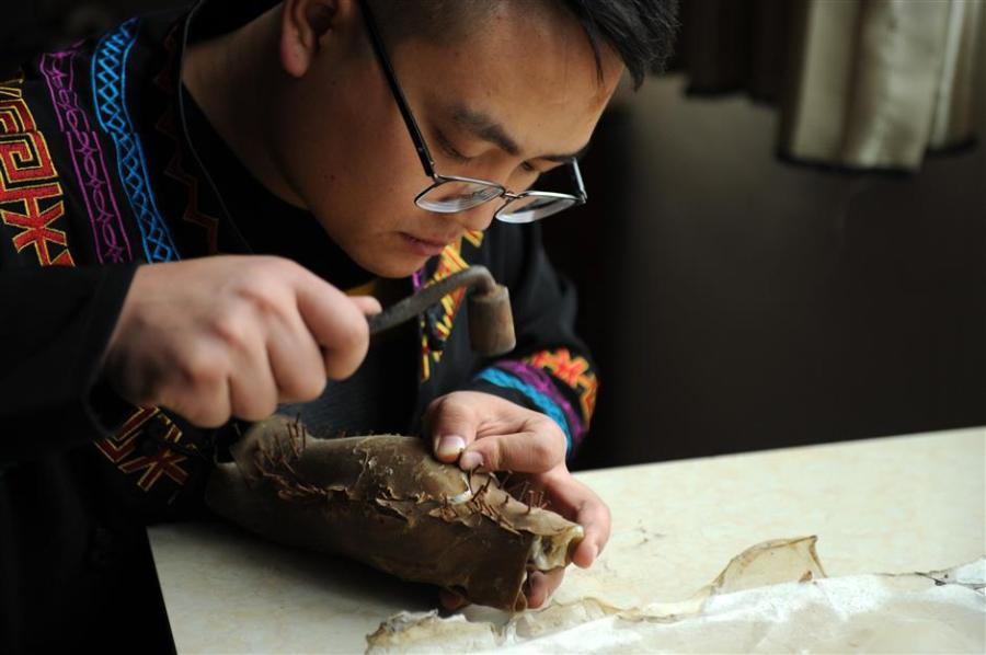 With patience and painstaking care, Gao begins work on a new piece of lacquerware. Each item needs to go through some 50 processes. (Photo/Xinhua)

Each piece of lacquerware needs to go through some 50 processes and 80 decorative finishes, such as engraving and gilding, and laying on lacquer of a different color.

Lacquerware is often molded on a base of horse or buffalo hide, shaped after being soaked in water before being dried over a fire. The process is not only time-consuming but requires great skill. Only masters with years of experience are up to the task.

Dafang County may be home to one of China’s five most highly regarded styles of lacquer, but there has been a drop in output in recent years.

 “Lack of funds and a resultant decline in profit are the major reasons,” says Zhang Yu, of the county bureau of industrial economy and energy.

“But the sophisticated craftsmanship involved in making Dafang lacquerware is incomparable.”