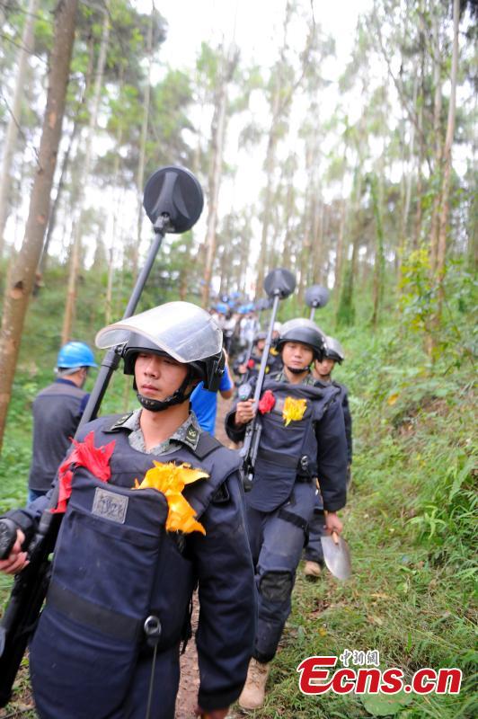 PLA soldiers prepare for a mine clearance operation in border city of Pingxiang, South China\'s Guangxi Zhuang Autonomous Region. The PLA soldiers detonated on Thursday, Oct. 25, 2018 the last mine in a minefield in Pingxiang. The operation marked the completion of a years-long landmine-sweeping mission in the Guangxi section of the Sino-Vietnam border, clearing the dangerous historical legacy that has hindered border development. (Photo: China News Service/Jiang Xuelin)