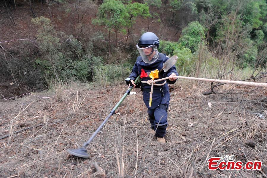 A PLA solider in a mine clearance operation in border city of Pingxiang, South China\'s Guangxi Zhuang Autonomous Region. The PLA soldiers detonated on Thursday, Oct. 25, 2018 the last mine in a minefield in Pingxiang. The operation marked the completion of a years-long landmine-sweeping mission in the Guangxi section of the Sino-Vietnam border, clearing the dangerous historical legacy that has hindered border development. (Photo: China News Service/Jiang Xuelin)