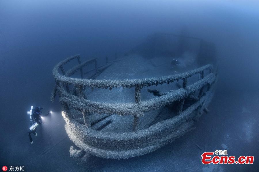 Photographer Becky Kagan Schott, 36, discovered a sunken paddle boat at the bottom of Lake Huron in Michigan, 154 years after it disappeared. The vessel\'s preserved features include a decorative steering pole and brass as well as its anchors. The pre-civil war side wheel steamboat was built in 1846 and even 154 years after her sinking, the Great Lakes have preserved this 172-year-old ship. (Photo/IC)