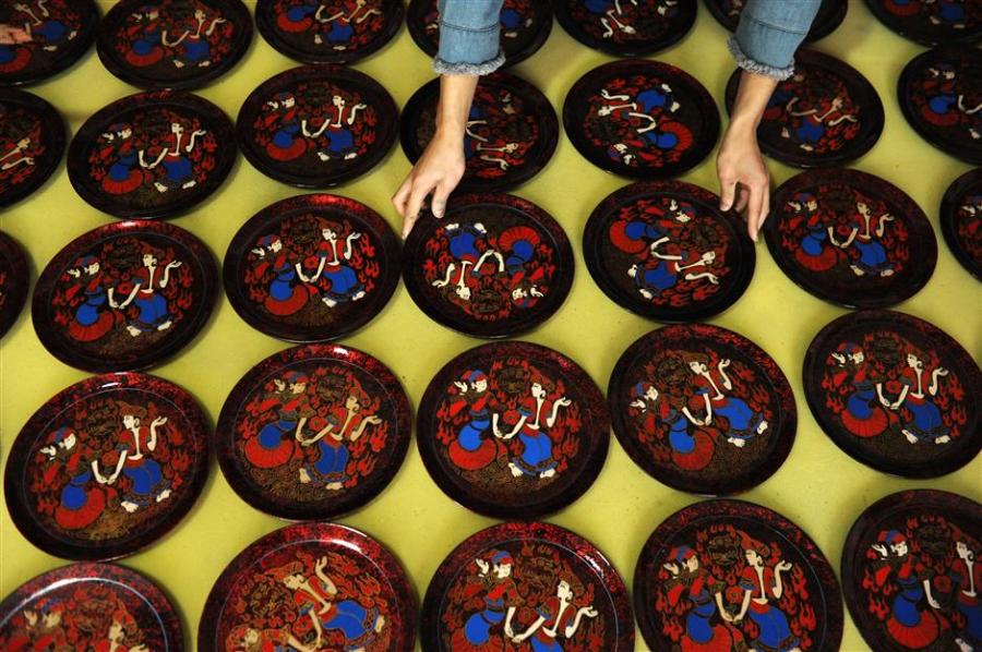 Newly painted lacquer plates are laid out for natural drying at the High Sheen Yi-ethnic Style Lacquerware Factory in Dafang County, southwest China\'s Guizhou Province.  (Photo/Xinhua)

Regarded as one of “the three specialties of Guizhou” along with the bamboo flute and the province’s signature white wine, Dafang lacquerware is known  over the world for its delicacy and beauty.

The history of the art form can be traced back more than 600 years to when a sophisticated process was developed during Ming Dynasty (1368-1644).