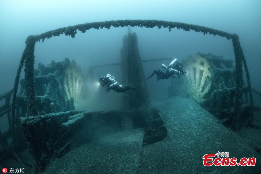 Photographer Becky Kagan Schott, 36, discovered a sunken paddle boat at the bottom of Lake Huron in Michigan, 154 years after it disappeared. The vessel\'s preserved features include a decorative steering pole and brass as well as its anchors. The pre-civil war side wheel steamboat was built in 1846 and even 154 years after her sinking, the Great Lakes have preserved this 172-year-old ship. (Photo/IC)