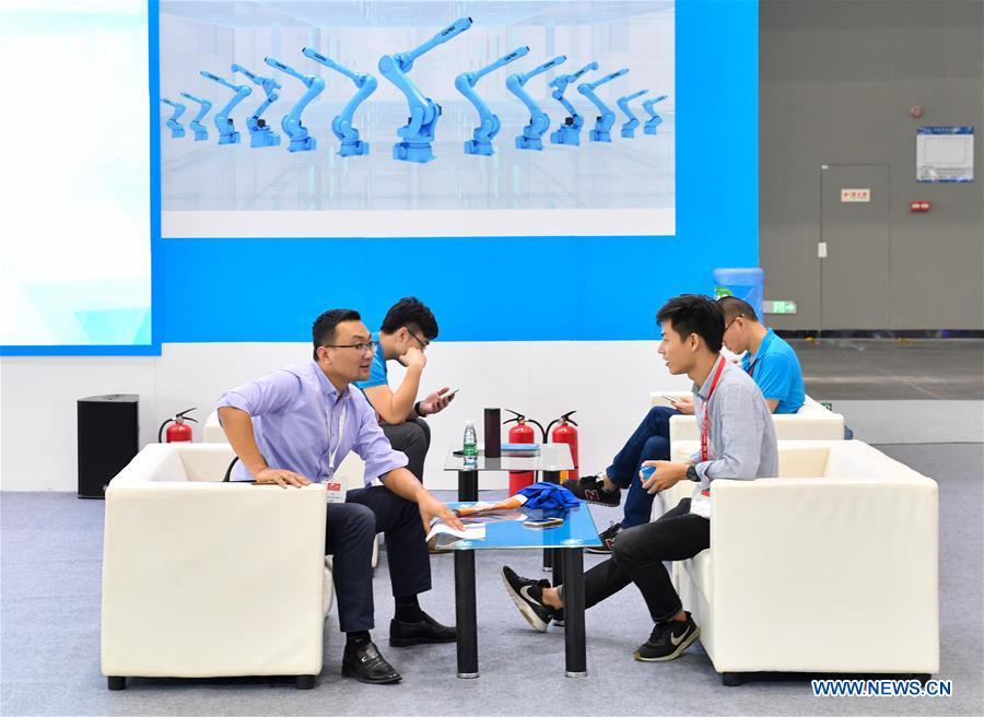 An exhibitor talks business with a merchant at the Internet Plus Expo in Shunde District of Foshan, south China\'s Guangdong Province, Oct. 25, 2018. Themed with \
