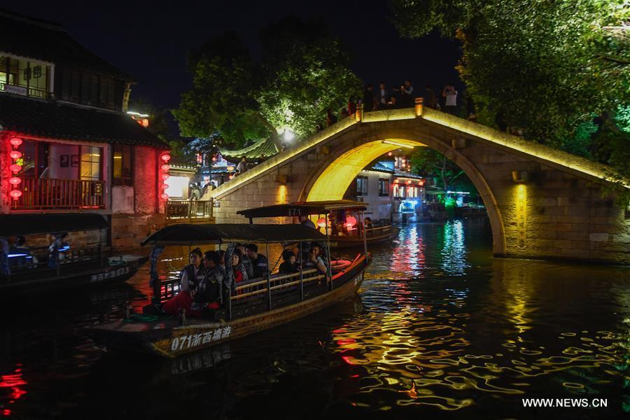 Tourits take a sightseeing boat to visit Xitang ancient town in Jiashan County, east China\'s Zhejiang Province, Oct. 26, 2018. (Xinhua/Huang Zongzhi)