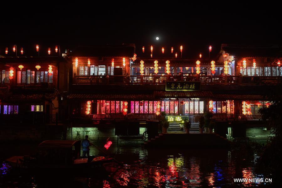 Photo taken on Oct. 26, 2018 shows the night view of Xitang ancient town in Jiashan County, east China\'s Zhejiang Province. (Xinhua/Huang Zongzhi)