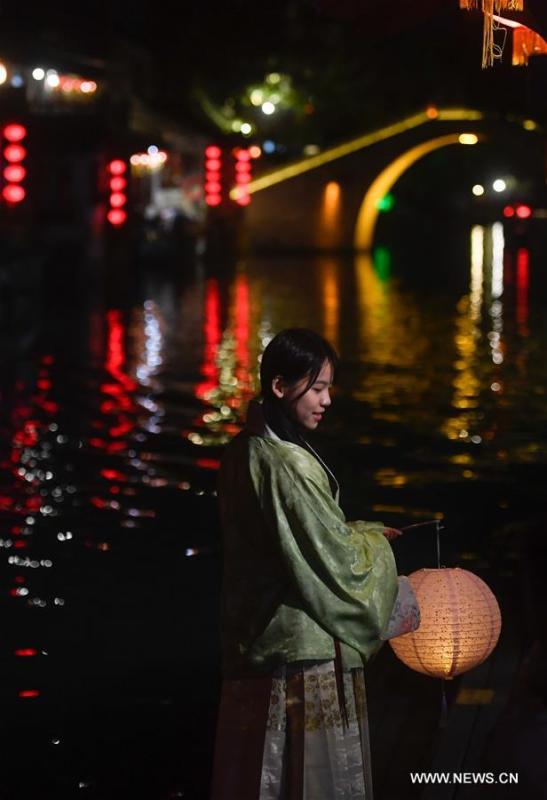 Photo taken on Oct. 26, 2018 shows the night view of Xitang ancient town in Jiashan County, east China\'s Zhejiang Province. (Xinhua/Huang Zongzhi)