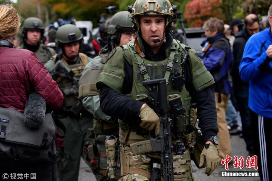 SWAT police officers respond after a gunman opened fire at the Tree of Life synagogue in Pittsburgh, Pennsylvania, U.S., October 27, 2018. (Photo/VCG)