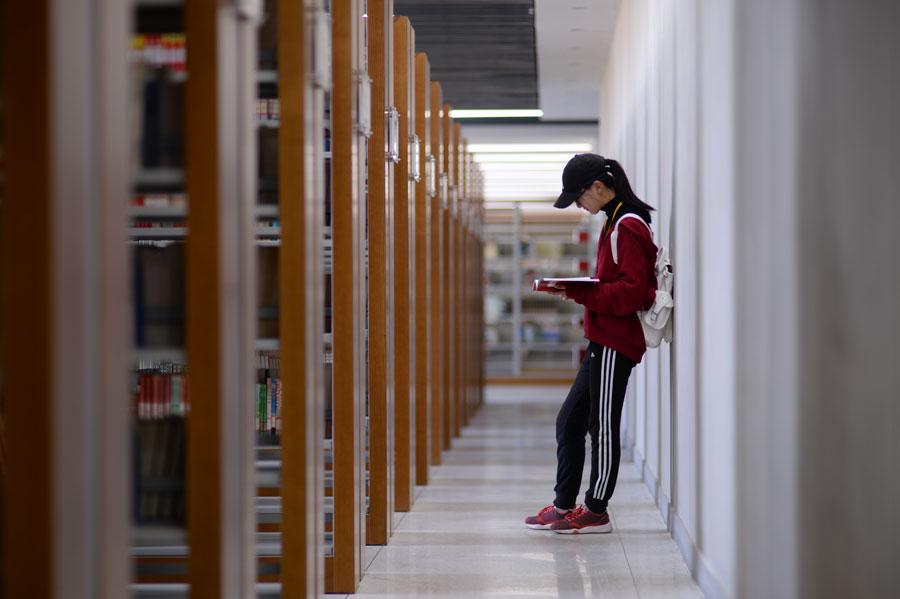 The library of Taiyuan Normal University has been attracting much attention from the students since its being put into use recently in Taiyuan, capital city of North China\'s Shanxi Province. (Photo by Song Jidong for chinadaily.com.cn)