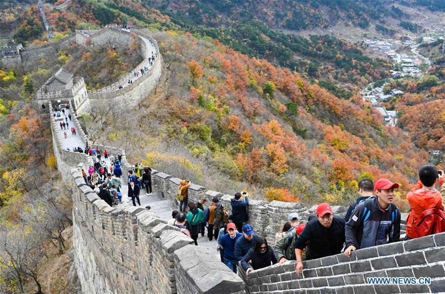 Tourists view the autumn scenery at the Mutianyu Great Wall in Beijing, capital of China, Oct. 28, 2018. (Xinhua/Chen Yehua)