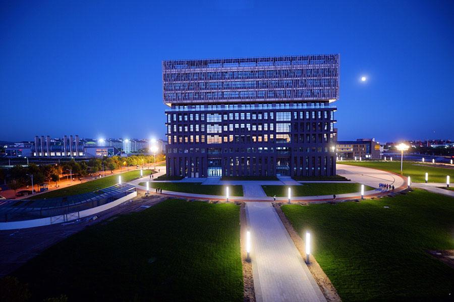 A newly built library of Taiyuan Normal University in Taiyuan, capital city of North China\'s Shanxi Province. (Photo by Song Jidong for chinadaily.com.cn)
A newly built library of Taiyuan Normal University has been attracting much attention from the students since its being put into use recently in Taiyuan, capital city of North China\'s Shanxi Province.
The modern architecture design, elegant decoration and abundant library collections offer a wonderful environment for readers.