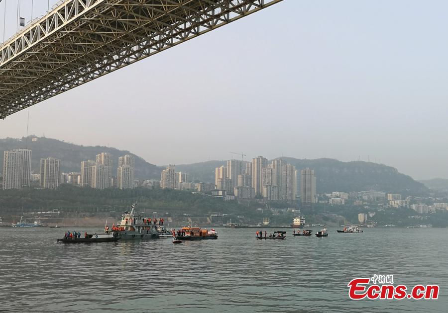 A floating crane, capable of hoisting 60 tons, arrives at the site of a bus accident in Wanzhou District, Southwest China\'s Chongqing Municipality, Oct. 28, 2018. Two bodies have been retrieved from the river after a bus with a dozen passengers on board veered onto the wrong side of the road, colliding with a private car before plunging into the Yangtze River. Sichuan Road and Bridge has dispatched a large floating crane and experienced rescuers to assist in the search for survivors. (Photo provided to China News Service)