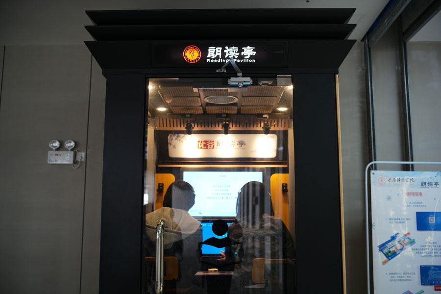 The library of Taiyuan Normal University has been attracting much attention from the students since its being put into use recently in Taiyuan, capital city of North China\'s Shanxi Province. (Photo by Song Jidong for chinadaily.com.cn)
