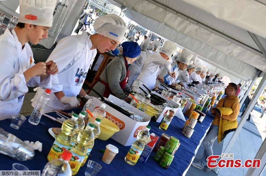 Bosnian chefs serve pancakes while they plan to break Guinness record by making and serving 13,000 pancakes in 8 hours in Sarajevo, Bosnia and Herzegovina, Oct. 26, 2018. A team of Balkan chefs rustled up a world record number of a pancakes on Friday, making 14,186 in eight hours at Sarajevo’s tourist fair. The existing official record of 12,716 pancakes was set in Moscow in 2017. (Photo/Agencies)