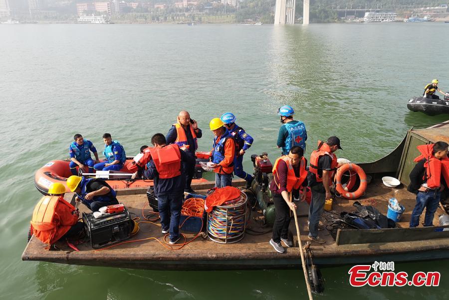 A floating crane, capable of hoisting 60 tons, arrives at the site of a bus accident in Wanzhou District, Southwest China\'s Chongqing Municipality, Oct. 28, 2018. Two bodies have been retrieved from the river after a bus with a dozen passengers on board veered onto the wrong side of the road, colliding with a private car before plunging into the Yangtze River. Sichuan Road and Bridge has dispatched a large floating crane and experienced rescuers to assist in the search for survivors. (Photo provided to China News Service)