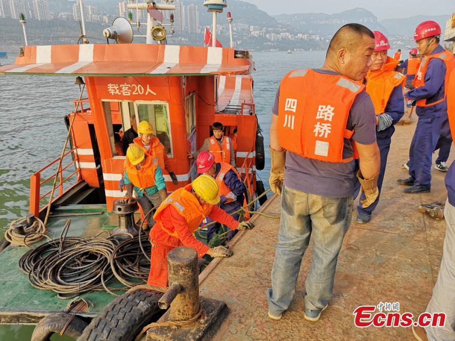 A floating crane, capable of hoisting 60 tons, arrives at the site of a bus accident in Wanzhou District, Southwest China\'s Chongqing Municipality, Oct. 28, 2018. Two bodies have been retrieved from the river after a bus with a dozen passengers on board veered onto the wrong side of the road, colliding with a private car before plunging into the Yangtze River. Sichuan Road and Bridge has dispatched a large floating crane and experienced rescuers to assist in the search for survivors. (Photo provided to China News Service)