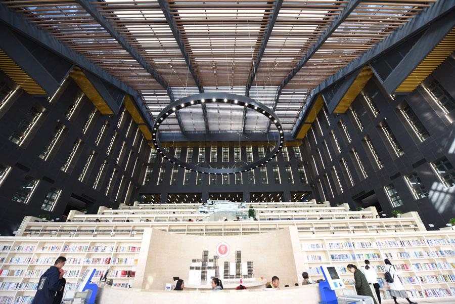 The library of Taiyuan Normal University has been attracting much attention from the students since its being put into use recently in Taiyuan, capital city of North China\'s Shanxi Province. (Photo by Song Jidong for chinadaily.com.cn)