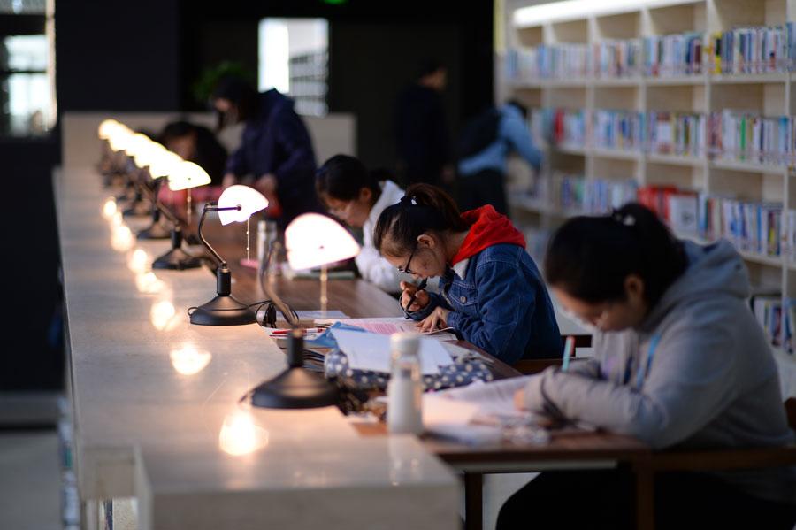 The library of Taiyuan Normal University has been attracting much attention from the students since its being put into use recently in Taiyuan, capital city of North China\'s Shanxi Province. (Photo by Song Jidong for chinadaily.com.cn)