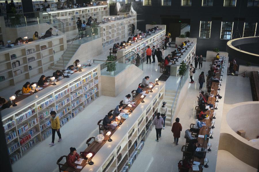 The library of Taiyuan Normal University has been attracting much attention from the students since its being put into use recently in Taiyuan, capital city of North China\'s Shanxi Province. (Photo by Song Jidong for chinadaily.com.cn)