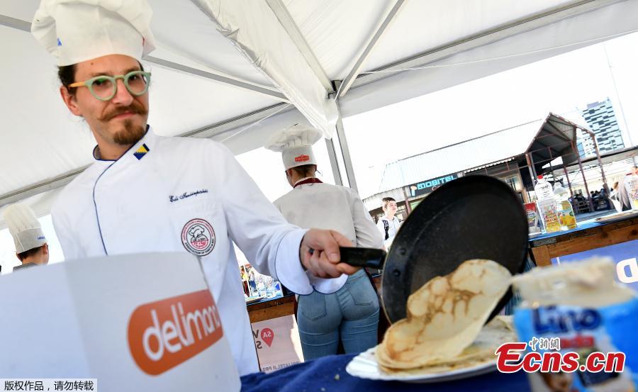 Bosnian chefs serve pancakes while they plan to break Guinness record by making and serving 13,000 pancakes in 8 hours in Sarajevo, Bosnia and Herzegovina, Oct. 26, 2018. A team of Balkan chefs rustled up a world record number of a pancakes on Friday, making 14,186 in eight hours at Sarajevo’s tourist fair. The existing official record of 12,716 pancakes was set in Moscow in 2017. (Photo/Agencies)