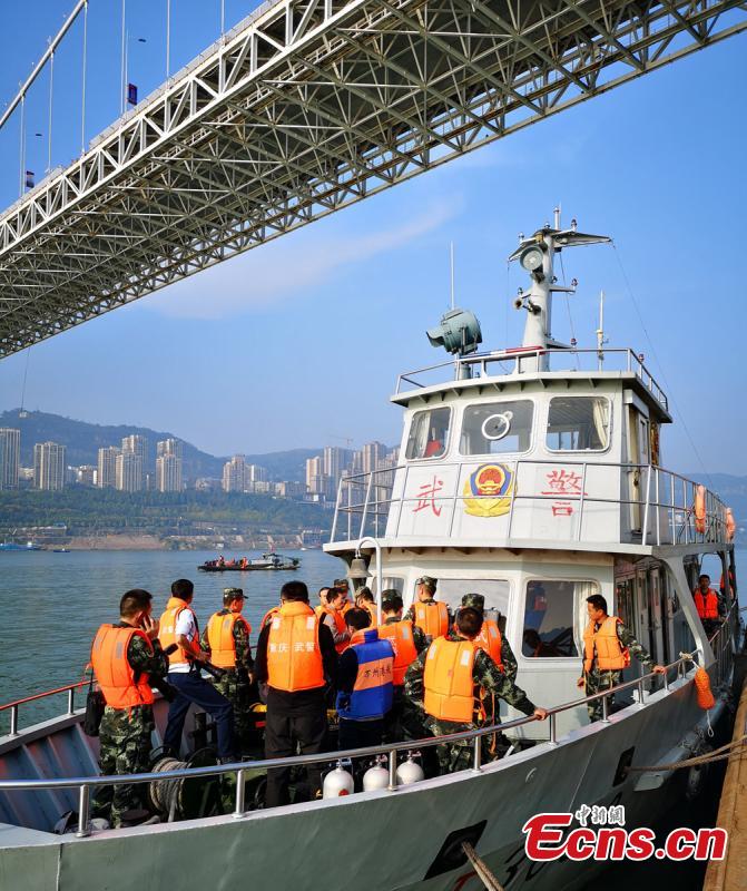 A floating crane, capable of hoisting 60 tons, arrives at the site of a bus accident in Wanzhou District, Southwest China\'s Chongqing Municipality, Oct. 28, 2018. Two bodies have been retrieved from the river after a bus with a dozen passengers on board veered onto the wrong side of the road, colliding with a private car before plunging into the Yangtze River. Sichuan Road and Bridge has dispatched a large floating crane and experienced rescuers to assist in the search for survivors. (Photo provided to China News Service)