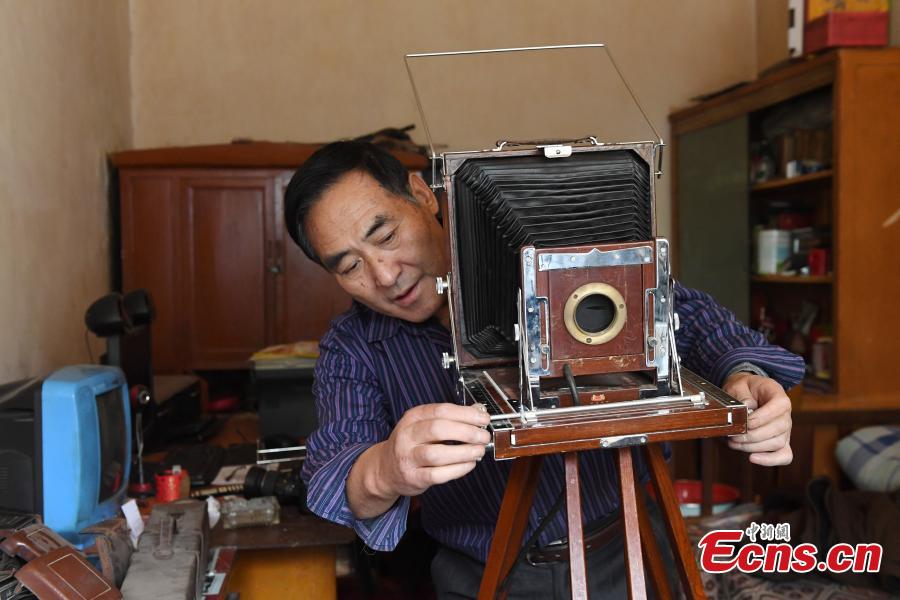 Photographer Wei Jixiong takes photos with an old-fashioned film camera at the Agan Photo Studio in Lanzhou City, Northwest China’s Gansu Province, Oct. 27, 2018. Since Wei began working at the studio in the 1970s, he has continually used film cameras to take photos for customers despite the popularity of digital cameras. (Photo: China News Service/Yang Yanmin)