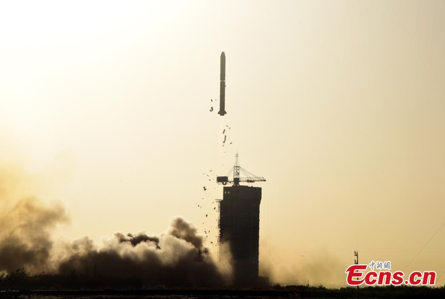 A Long March 2C rocket carrying a joint Chinese and French oceanography satellite blasts off from the Jiuquan Satellite Launch Centre in northwest China\'s Gobi Desert, Oct. 29, 2018. The CFOSat mission has been designed to gain new insights into ocean surface characteristics (winds and waves) and their impacts on the atmosphere-ocean exchanges that play a key role in the climate system. (Photo: China News Service/Sun Zifa)