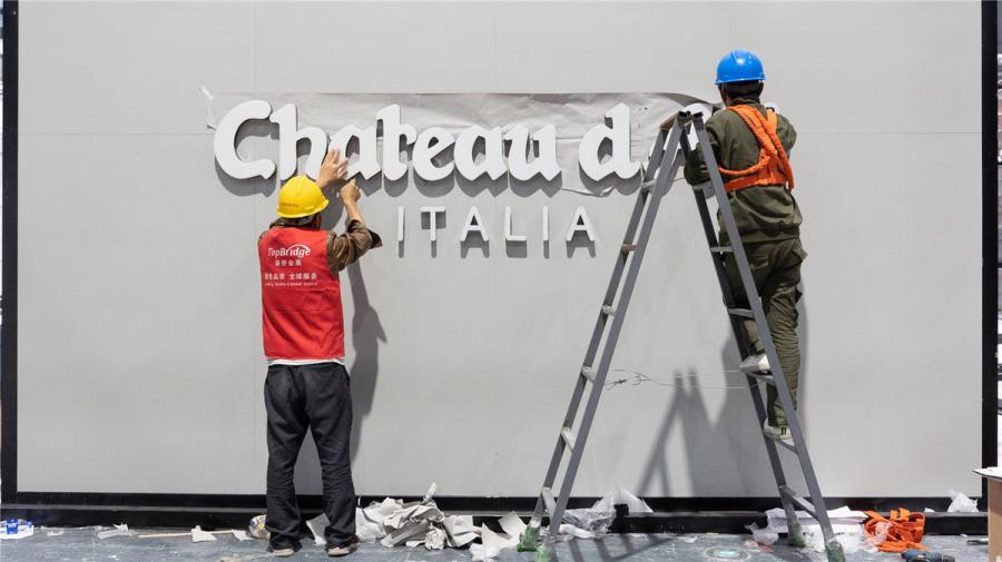 Workers prepare the exhibition space for Chateau d\'Ax, a leading manufacturer of upholstery furniture.  (Photo/chinadaily.com.cn)