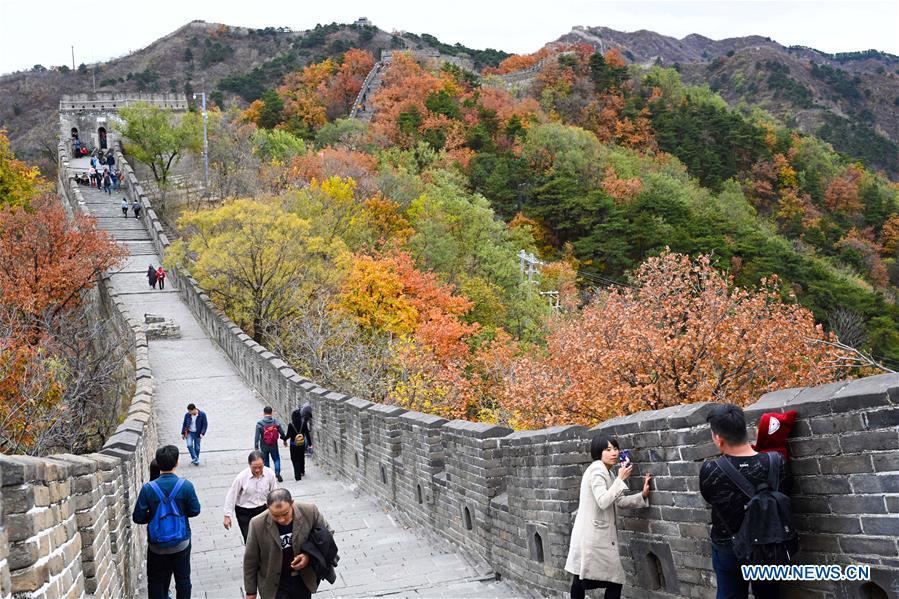 Tourists view the autumn scenery at the Mutianyu Great Wall in Beijing, capital of China, Oct. 28, 2018. (Xinhua/Chen Yehua)