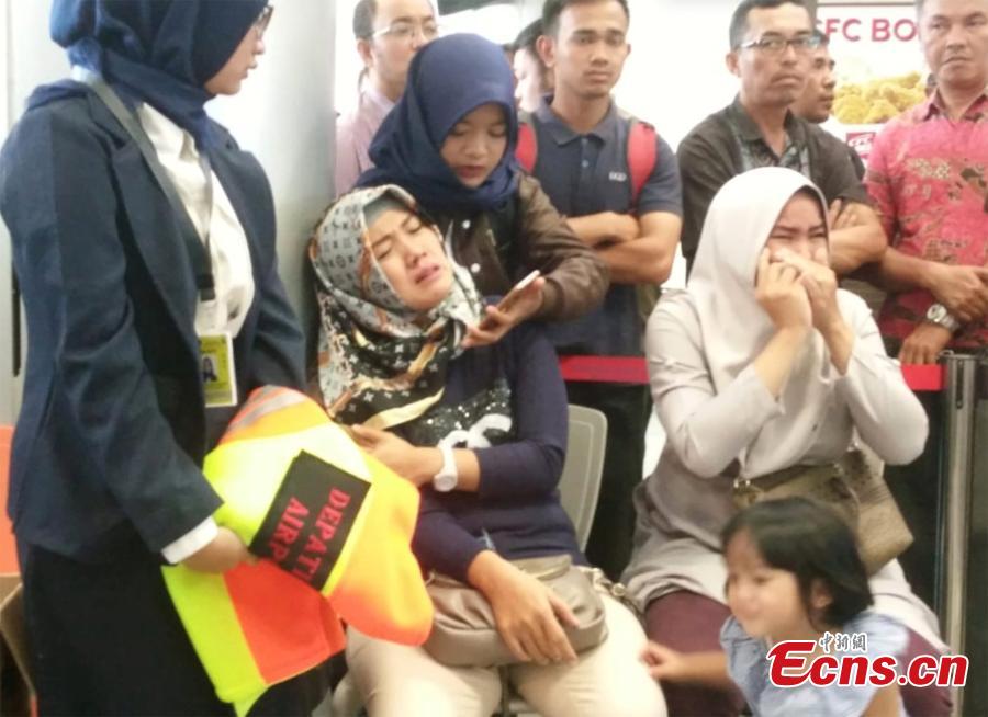 Relatives of passengers of Lion Air flight JT610 that crashed into the sea, cry at Depati Amir airport in Pangkal Pinang, Indonesia, October 29, 2018. (Photo/Agencies)