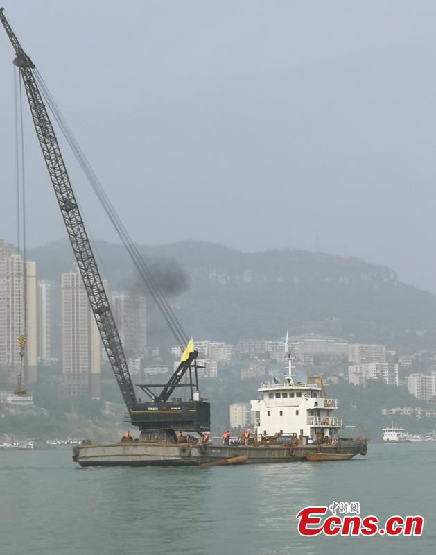 A floating crane, capable of hoisting 60 tons, arrives at the site of a bus accident in Wanzhou District, Southwest China\'s Chongqing Municipality, Oct. 28, 2018. Two bodies have been retrieved from the river after a bus with a dozen passengers on board veered onto the wrong side of the road, colliding with a private car before plunging into the Yangtze River. Sichuan Road and Bridge has dispatched a large floating crane and experienced rescuers to assist in the search for survivors. (Photo provided to China News Service)
