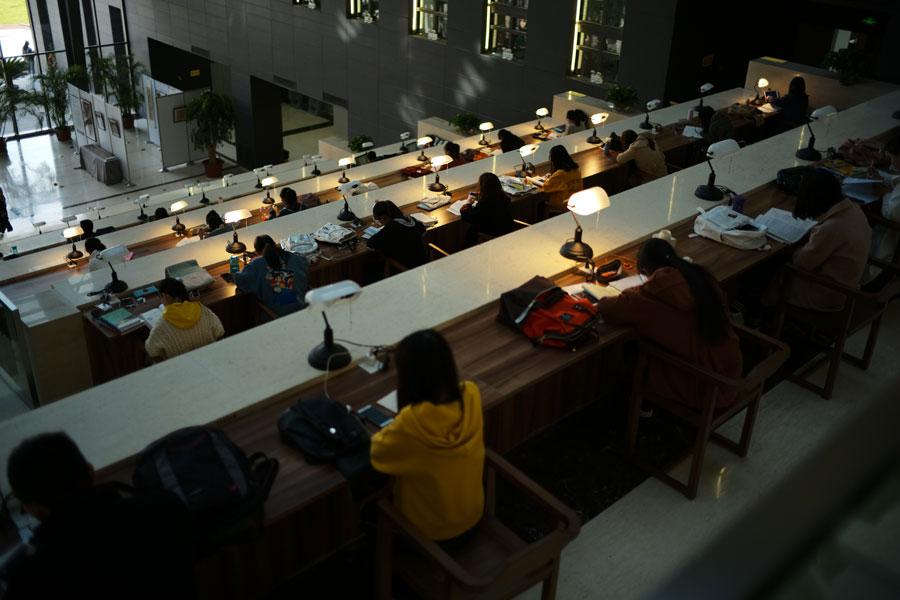 The library of Taiyuan Normal University has been attracting much attention from the students since its being put into use recently in Taiyuan, capital city of North China\'s Shanxi Province. (Photo by Song Jidong for chinadaily.com.cn)