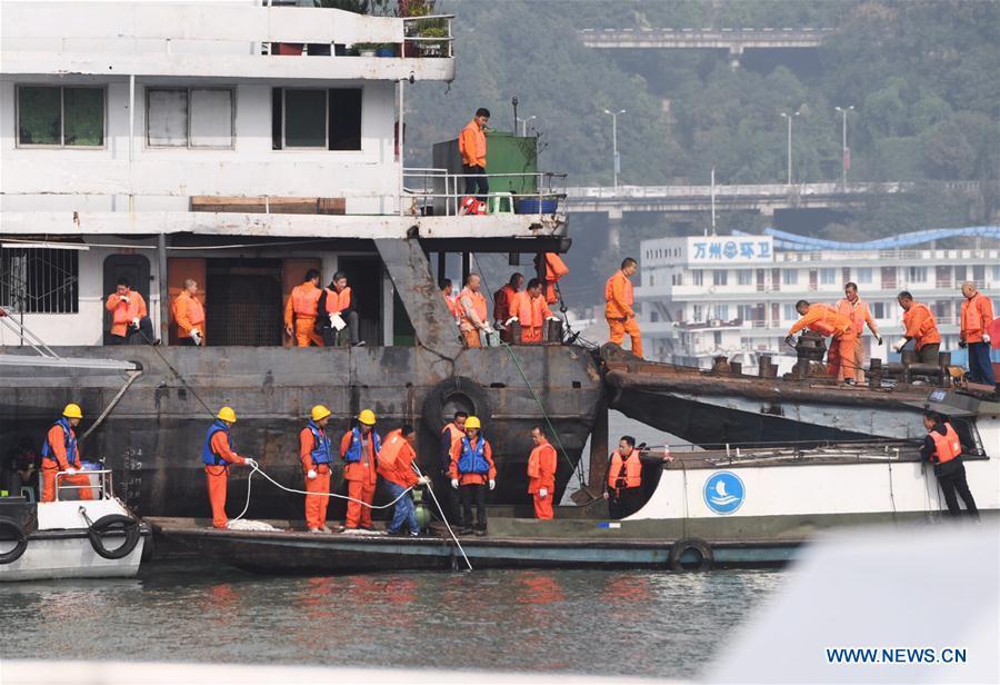 Photo taken on Oct. 29, 2018 shows rescuers working at the accident site in Wanzhou District, southwest China\'s Chongqing. Fifteen people were confirmed to have been on a bus that plunged into the Yangtze River in Chongqing on Sunday, local authorities said Monday. Two bodies have been retrieved from the river so far, but their identities are not yet known. The bus veered onto the wrong side of the road and collided into an oncoming private car before breaking through road fencing and flying off a bridge in Wanzhou District at 10:08 a.m. Sunday. Rescue work is still ongoing. With the help of a sonar system, professional rescue ships located an 11-meter-long and three-meter-wide object on the river bottom and it was believed that it is the sunken bus. (Xinhua/Wang Quanchao)