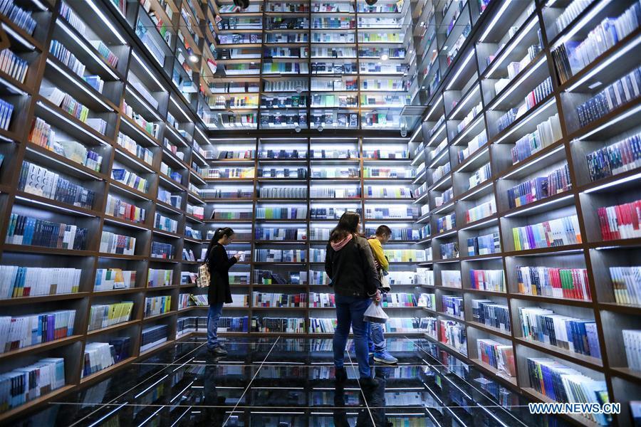 Readers browse at a bookstore named Zhongshuge in Guanshanhu District of Guiyang, southwest China\'s Guizhou Province, Oct. 28, 2018. The design of the bookstore Zhongshuge is inspired by the unique karst landform in Guizhou. (Xinhua/Liu Xu)