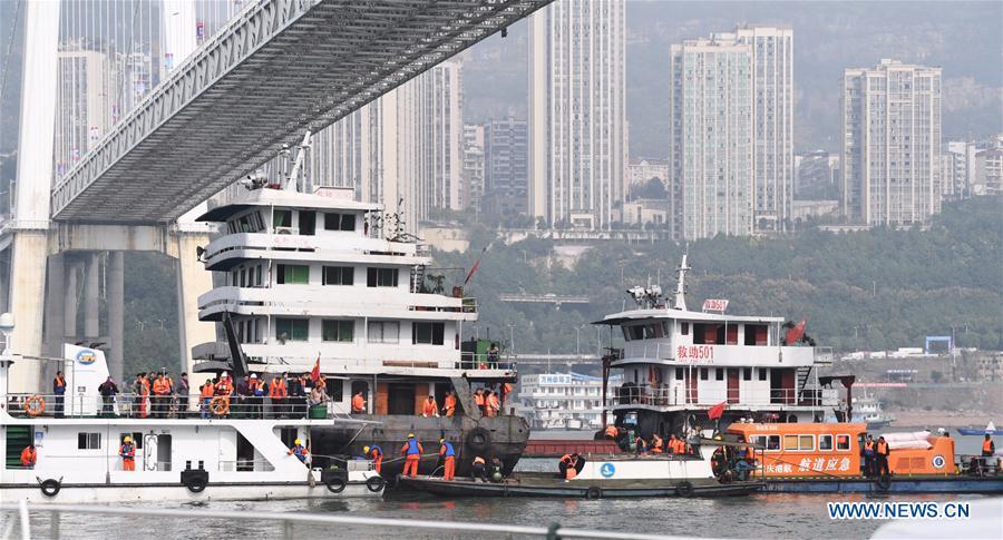 Photo taken on Oct. 29, 2018 shows rescuers working at the accident site in Wanzhou District, southwest China\'s Chongqing. Fifteen people were confirmed to have been on a bus that plunged into the Yangtze River in Chongqing on Sunday, local authorities said Monday. Two bodies have been retrieved from the river so far, but their identities are not yet known. The bus veered onto the wrong side of the road and collided into an oncoming private car before breaking through road fencing and flying off a bridge in Wanzhou District at 10:08 a.m. Sunday. Rescue work is still ongoing. With the help of a sonar system, professional rescue ships located an 11-meter-long and three-meter-wide object on the river bottom and it was believed that it is the sunken bus. (Xinhua/Wang Quanchao)