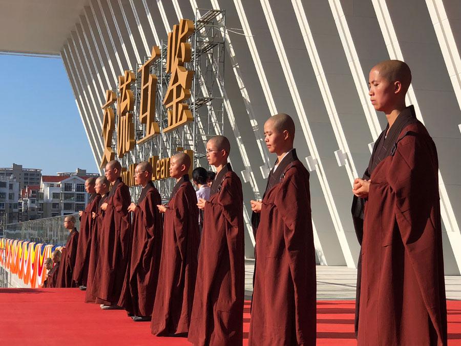 Photo taken on Oct. 29, 2018 show participants at the fifth World Buddhist Forum in Putian, Fujian Province. (Photo/chinadaily.com.cn)
Wang said that from the ancient Silk Road to the Belt and Road Initiative, history shows that exchanges and mutual learning are important driving forces for the advancement of human civilization and the peaceful development of the world.
The Chinese government supports Chinese Buddhism in having friendly exchanges with Buddhists in other countries, and promotes nongovernmental exchanges, Wang said, adding that by promoting people-to-people bonds, a beautiful world of harmony and mutual respect will be built.