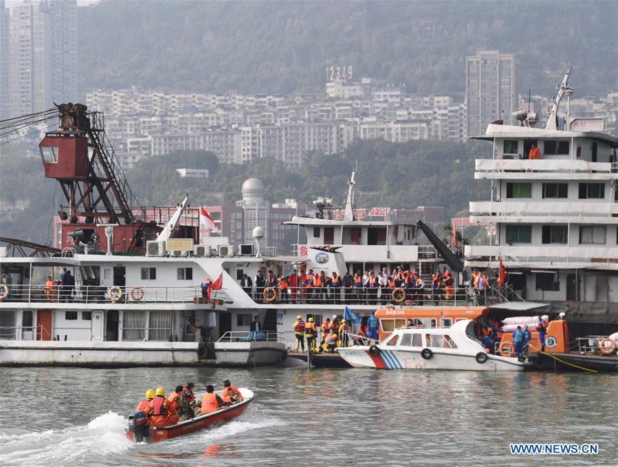 Photo taken on Oct. 29, 2018 shows rescuers working at the accident site in Wanzhou District, southwest China\'s Chongqing. Fifteen people were confirmed to have been on a bus that plunged into the Yangtze River in Chongqing on Sunday, local authorities said Monday. Two bodies have been retrieved from the river so far, but their identities are not yet known. The bus veered onto the wrong side of the road and collided into an oncoming private car before breaking through road fencing and flying off a bridge in Wanzhou District at 10:08 a.m. Sunday. Rescue work is still ongoing. With the help of a sonar system, professional rescue ships located an 11-meter-long and three-meter-wide object on the river bottom and it was believed that it is the sunken bus.(Xinhua/Wang Quanchao)