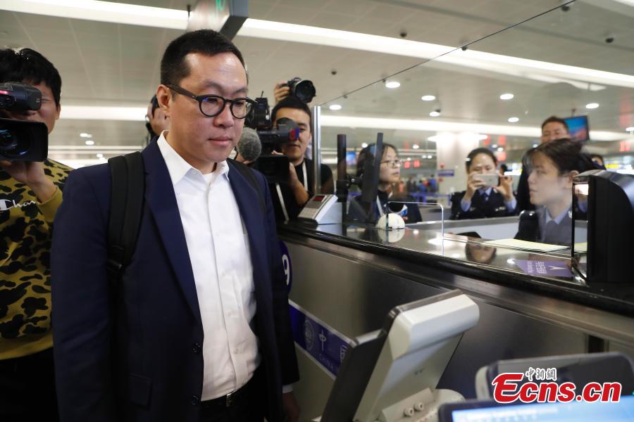 Passenger Zhang Lian, set to board a Cathay Pacific flight from Shanghai to Hong Kong, uses just a QR code to complete security and check-in procedures in approximately 10 minutes at Shanghai Pudong International Airport, Oct. 29, 2018. The airport is the first Chinese mainland airport to adopt paperless check-in for outbound passengers. (Photo: China News Service/Yin Liqin)
