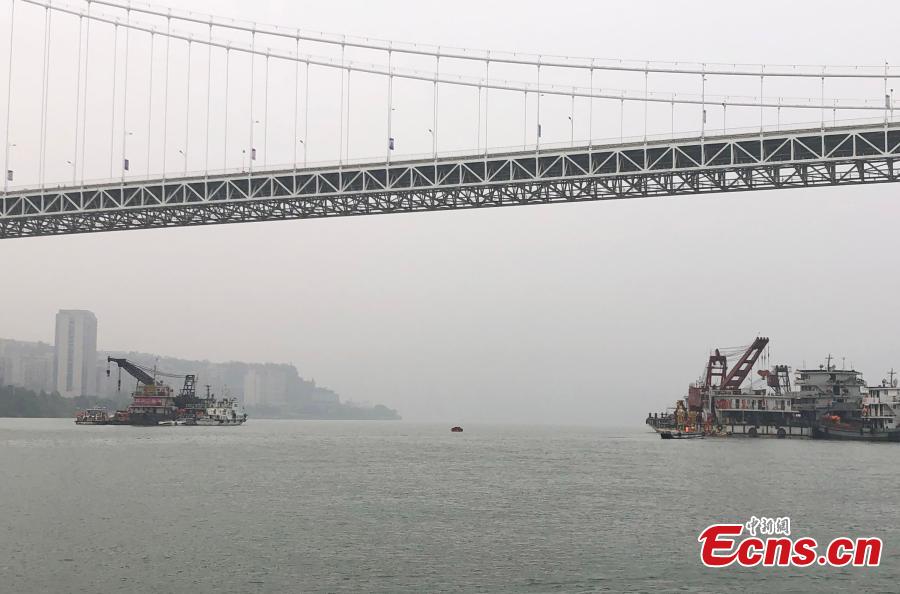 Rescuers work at the site of a bus accident in Wanzhou District, Southwest China\'s Chongqing Municipality, Oct. 30, 2018. The bus carrying a dozen passengers veered onto the wrong side of the road and collided with a car before plunging into the Yangtze River. Rescuers began to retrieve the bodies and salvage the bus on Tuesday morning. (Photo: China News Service/Liu Xianglin)